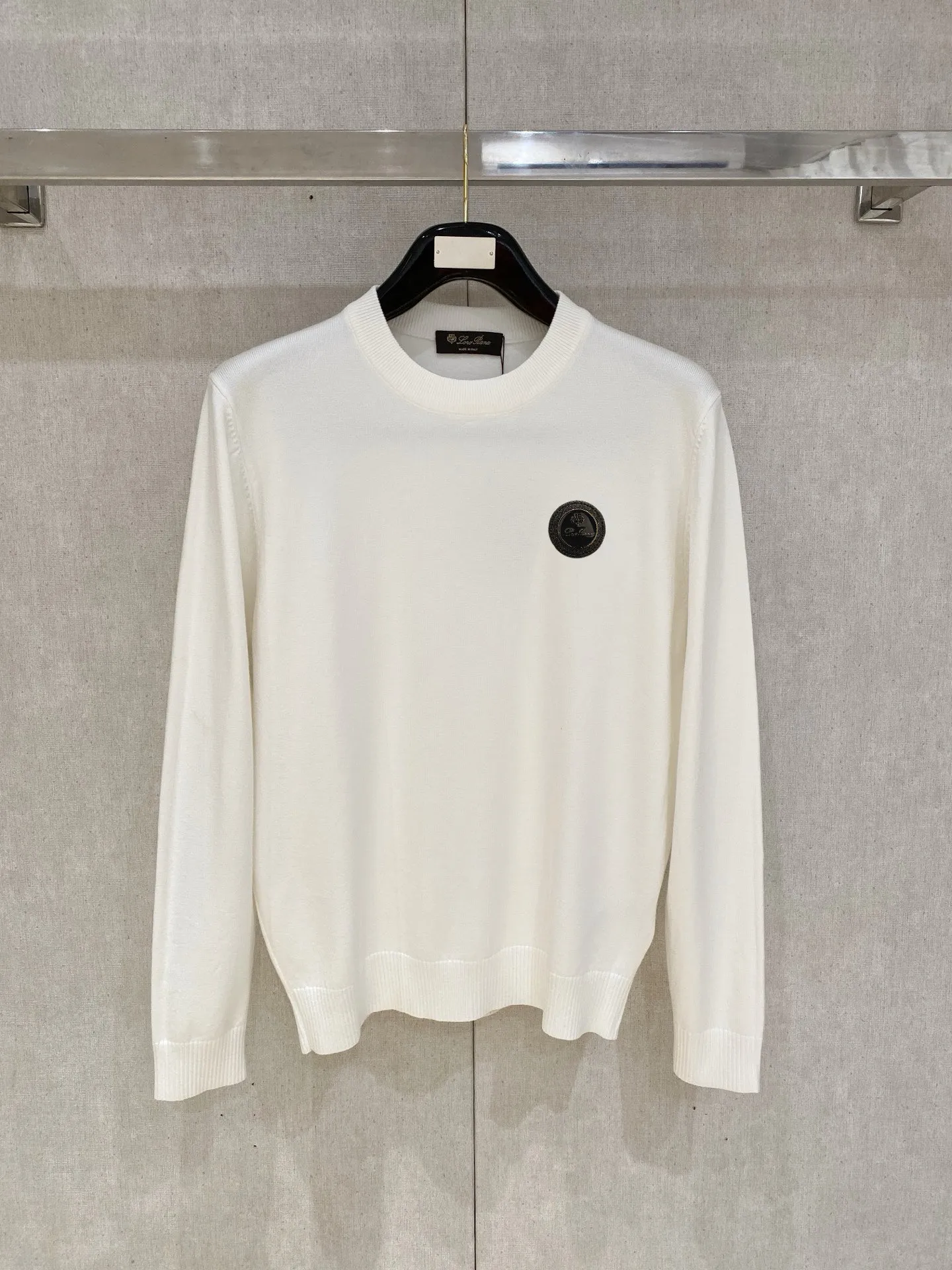 , LP Exquisite logo crew neck sweater Premium wool blended sweater Men's and women's Premium customized products Series Affiliated to the brand's Premium main line Patented top yarn blending Interprets conventional styles with innovation. The configuration of the fabric is subversive. The details are remarkable. The most anticipated sweater in autumn and winter. Full sense of luxury. The brand is designated by Zhejiang and factory is flowed out. Super cost-effective. The quality of Meri wool yarn is excellent. It feels super soft, delicate, soft, non-pilling and does not deform. It is available at all major counters at the same time. It is a must-have product every year. The product seems simple, the workmanship is extremely complicated, and the upper body is not picky. The upper body is extremely skin-friendly and comfortable. It can be worn close to the body with an outer jacket or alone (three standards are complete). Color: Black White Sizes: M L XL 2XL 3XL